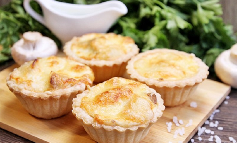 жюльен грибной в тарталетке. жульен запеченный в тарталетках. тарталетки киш. жюльен с курицей и грибами в тарталетках. тарталетки с шампиньонами.