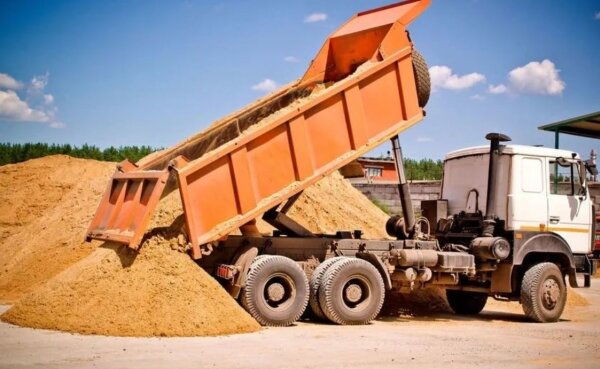 Песок доставляют на самосвалах с разным объемом кузова