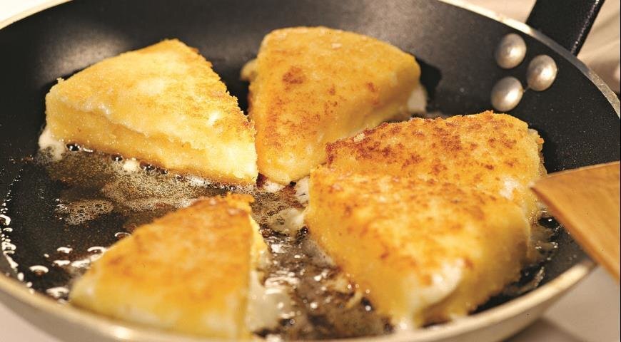 Как правильно жарить сыр. Сулугуни в панировке на сковороде. Сыр в панировке на сковороде. Сыр жареный в сухарях. Жареный сыр на сковороде.