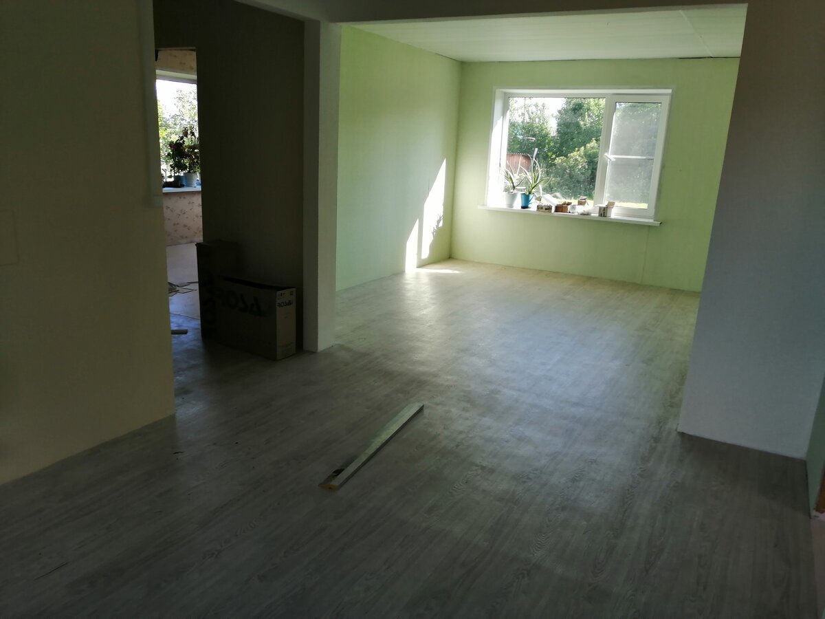 Обратите внимание на отсутствие зазора между листом линолеума шириной 4000 мм и шириной комнаты.