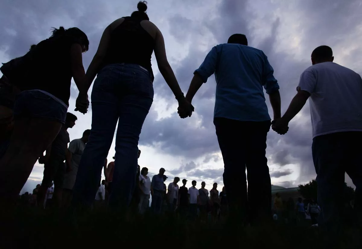 толпа молящихся людей. люди молятся вместе. руки молящихся людей толпа. группа молящихся. группа людей молятся.