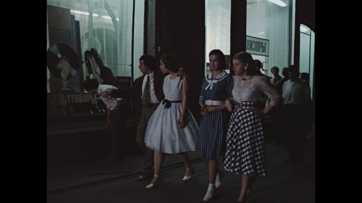 На самом деле, белое платье слева хоть и показалось мне сперва слишком пышным и нарядным, оно имеет свои аналоги в журналах мод 1957-1958 гг. Просто меня смутила длина: обычно при такой ширине юбка не просто закрывала колено, но доходила до середины голени.  В меру широкая клетчатая юбка Людмилы просто была более привычна на Москвы. А вот американские студентки в широченных юбках зажигали как раз в те годы.