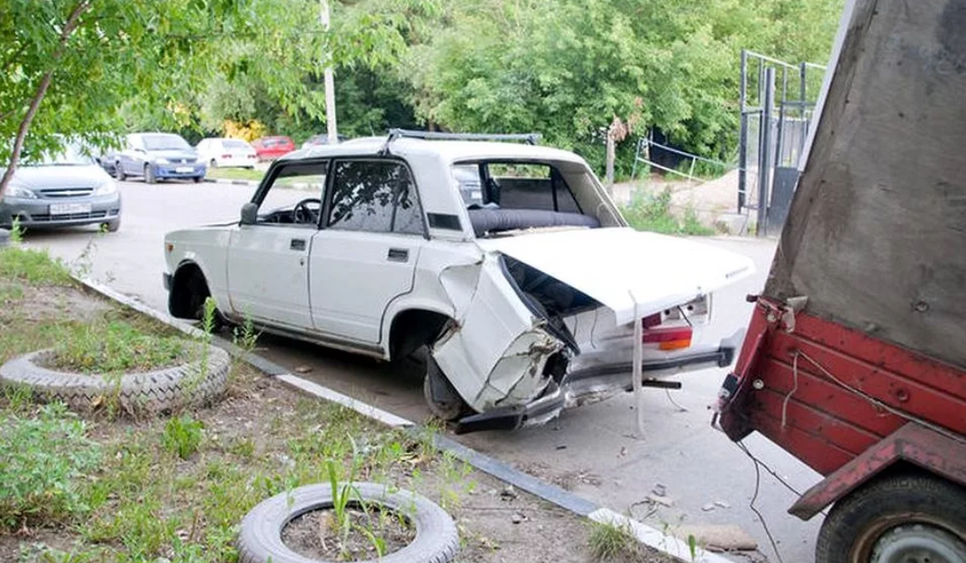 Автомобильный хлам после аварии