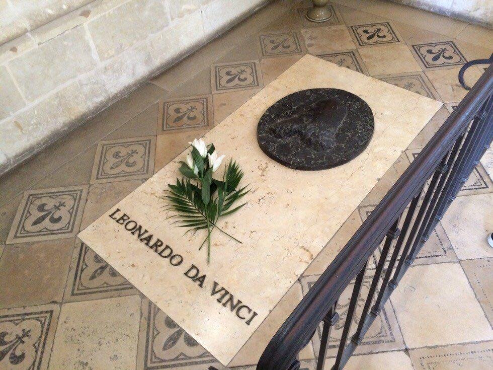 Могильная плита Леонардо да Винчи в часовне замка Амбуаз во Франции