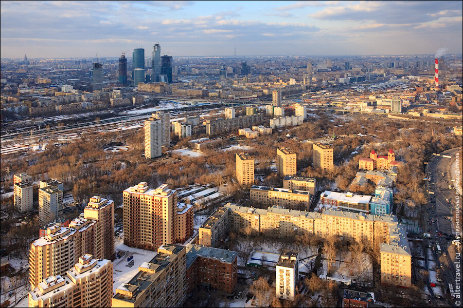 В различных районах. Мосфильмовская улица район Москвы. Высотка на Мосфильмовской вид. Район Мосфильмовская Москва. Высотки улица Алабяна Москва.