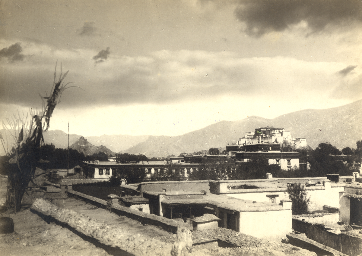 На картинках – одни из первых фотографий Лхасы. В то время иностранцам под страхом смерти был запрещен въезд в Тибет. Фотографическая съемка также каралась смертной казнью.-2