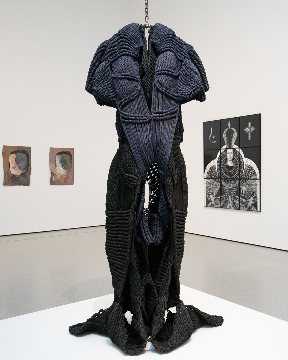 Слева направо: «Отеки Медеи III и IV» Геты Братеску с 1980 года, скульптура Мриналини Мукерджи «Якши» (1984) и Зофия Кулик «Великолепие меня самого II» (1997) в Музее современного искусства. Фото:  Джина Мун