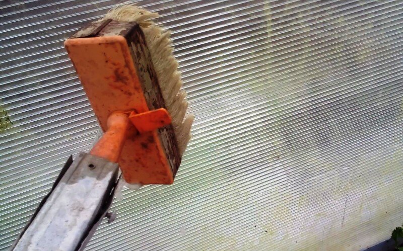 У меня от строителей осталось вот такое малярное приспособление. Щетка достаточно мягкая, чтобы не царапать покрытие, но по жесткости лучше, чем мягкая тряпка снимает весь налет на поликарбонате