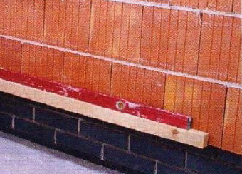 С помощью уровня проверяют горизонтальность.