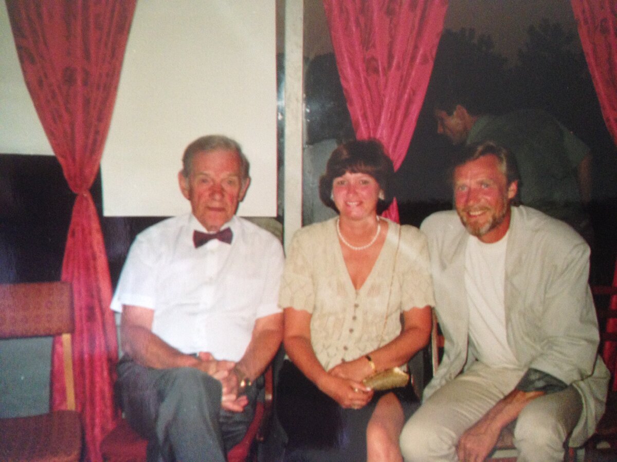 Г.С. Жженов и А.Я. Михайлов на фестивале в Новороссийске с одним из устроителей (фото автора).