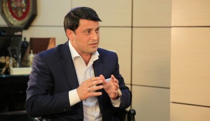 Согласно заявлению, в 2014 году московский бизнесмен Алексей Клепиков назначил Захарьяеву встречу в торговом центре «Звездочка» и попросил у него крупную сумму, которую планировал вложить в строительство завода по производству изделий из пластика в Калининграде. Вице-президент РЕК предоставил Клепикову деньги, при этом тот обещал вернуть их через полгода.
