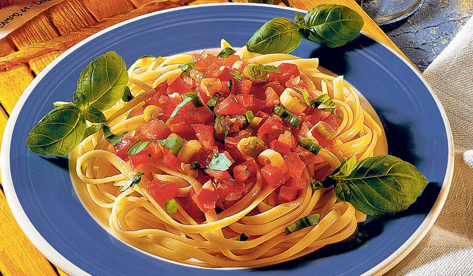Спагетти с томатом и базиликом. Паста с базиликом и помидорами. Итальянская паста с помидорами. Итальянская паста с помидорами и базиликом.