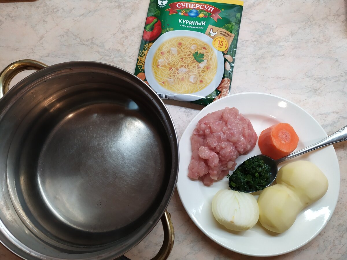 Нам понадобится: 4 литра воды, одна картофелина, немного моркови, половина луковицы, 200 г куриного фарша, чуток укропа и готовый куриный суп с вермишелью. 