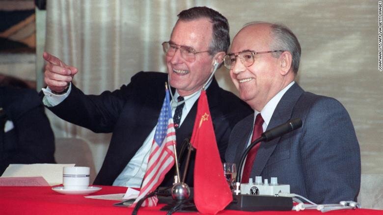 Горбачев и президент США Джордж Буш-старший встретились в 1989 году для переговоров, знаменующих официальное окончание Холодной войны.