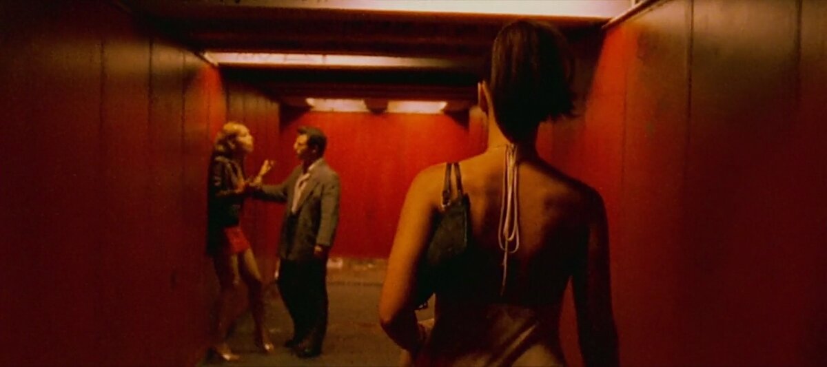 ЗАЧЕМ: увидеть искусно сделанную историю, разворачивающуюся из конца в начало, которая, несмотря на известный сюжет, держит в напряжении; ощутить безумие и ужас героев, чья счастливая жизнь была разрушена в одно мгновение; убедиться, что время разрушает всё; ради головокружительной (в прямом смысле этого слова) операторской работы