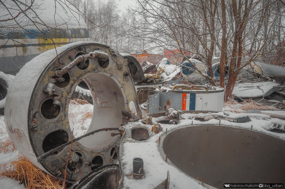 Обнаружил разорванный на куски АН-12 в поле у деревни! Залез в кабину, показываю фото изнутри