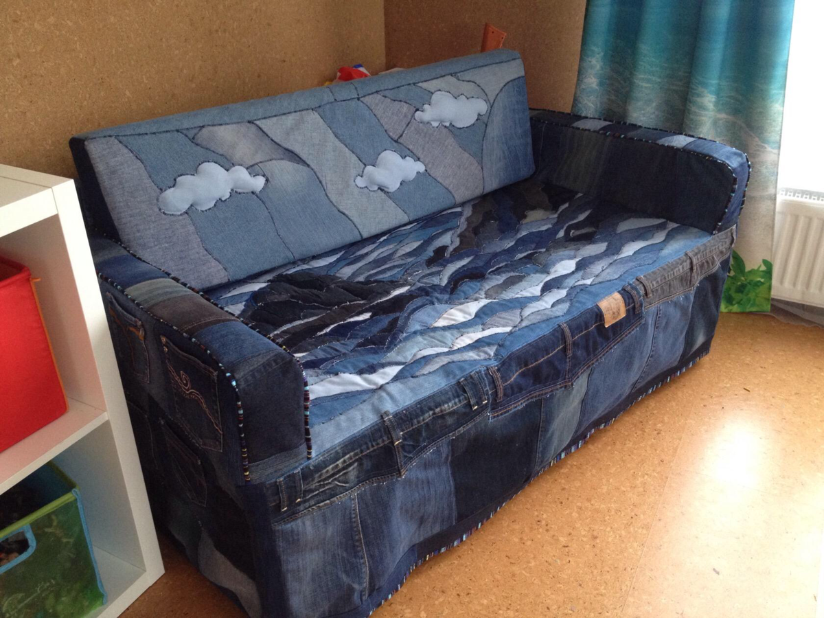 Это чехол для диванан съемный, видно молнии с обеих сторон для легкого расчехления обеих сторон карманы