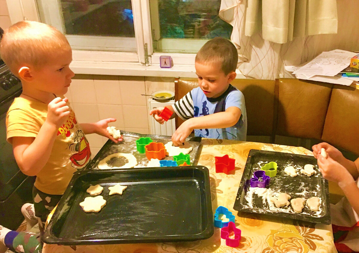 Фото из семейного архива. В определённый день недели мы печём, а для детей это лепка