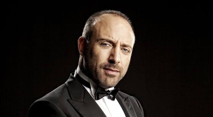 Примерно так должен выглядеть бейэфенди, то есть джентельмен (на фото Халит Эргенч)