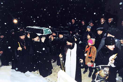 Изнесение мощей блаженной старицы Матроны. Полночь 8 марта 1998 года. фотографии сайта "Святая Матрона Московская" 