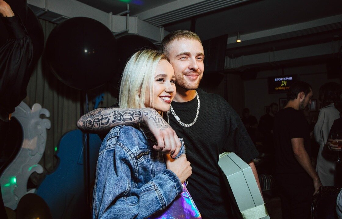 Отношения Егора Крида и Клавы Коки начались уже давно, еще до скандала, развернувшегося на почве ухода молодого человека с лейбла Black Star. К команде присоединилась новенькая — необычная девчонка с яркой внешностью и запоминающемся именем. «Егор был первым, с кем я пообщалась после того, как меня подписали на лейбл. Рассказал мне, чего стоит опасаться, я ему очень благодарна. Мы, кстати, планируем записать дуэт. Уже совсем скоро», — призналась в одном из ранних интервью Клава.
Много воды утекло с тех пор: девушка успела прославиться, а Крид уйти с лейбла. Причем парень явно попытался сделать это тайно и без скандала. Возможно, таким образом он пытался обезопасить дорогого ему человека, продолжающего и по сей день сотрудничать с Black Star. Шумиха могла лишний раз задеть бывших коллег звезды, что повлекло бы за собой ненужные осложнения. Например, запрет на встречи или совместную работу.
Примечательно и то, что дуэт с Клавой «Грехи» стал первой самостоятельной работой певца уже вне лейбла. Достаточно посмотреть клип и сразу становится понятно, что между молодыми людьми что-то есть, ведь искры так и летают.
 