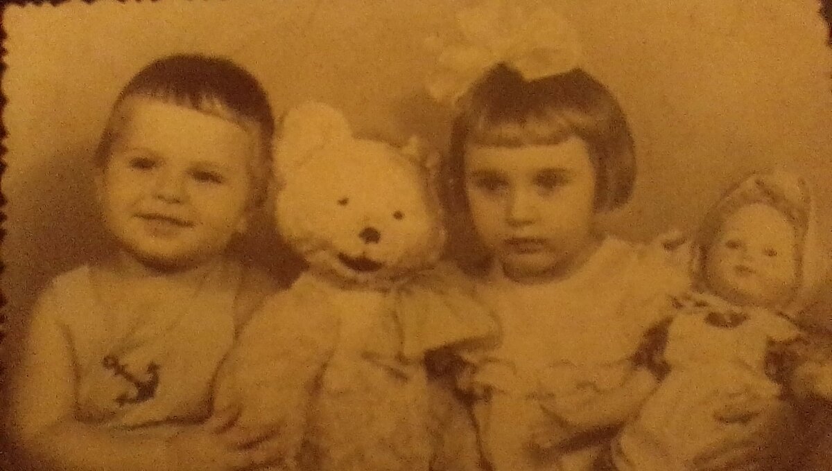 На снимке мама и дядя