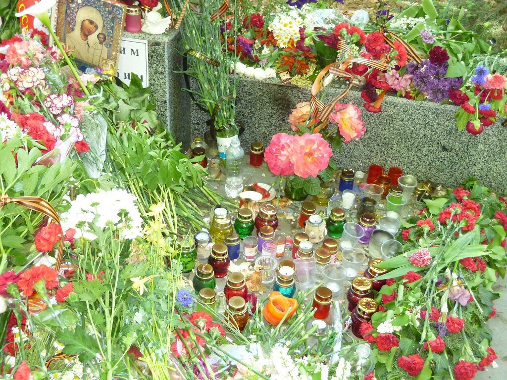 Цветы и свечи в память о погибших от бандитов хунты в Одессе в мае 2014 года. 