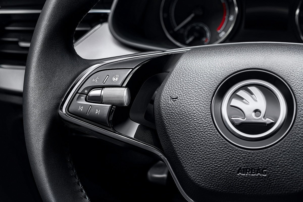 Кнопки переключения станций на мультимедиа. Также есть подогрев руля.