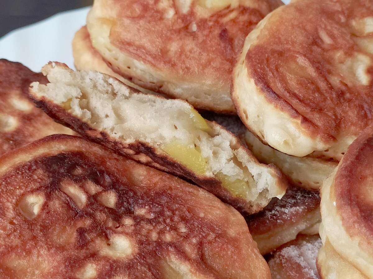 Пышные оладушки на ряженке с яблоками — вкуснейший завтрак | Poperchi | Дзен