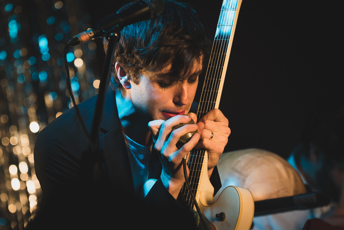 Эзра Фурман на сцене магазина Rough Trade. 