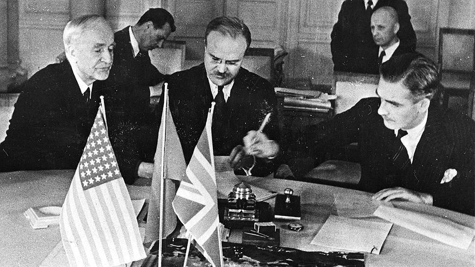 Корден Халл, Вячеслов Михайлович Молотов, Энтони Иден во время переговоров в период Великой Отечественной Войны. Фото с сайта https://www.kommersant.ru/doc/3502659?tw (дата обращения 28.04.2020).