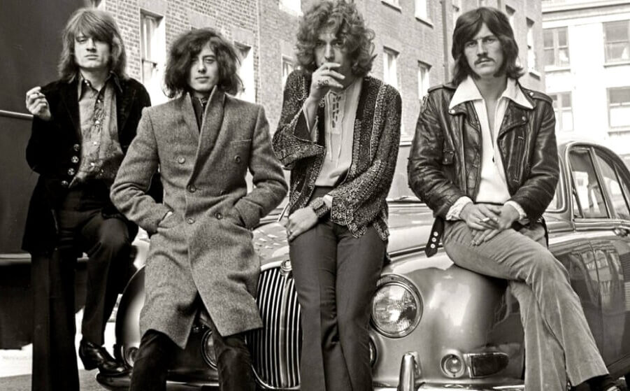 Стрелок-радист, штурман и механик Боевого Дирижабля присели на Роллс-Ройс  Пилота. 