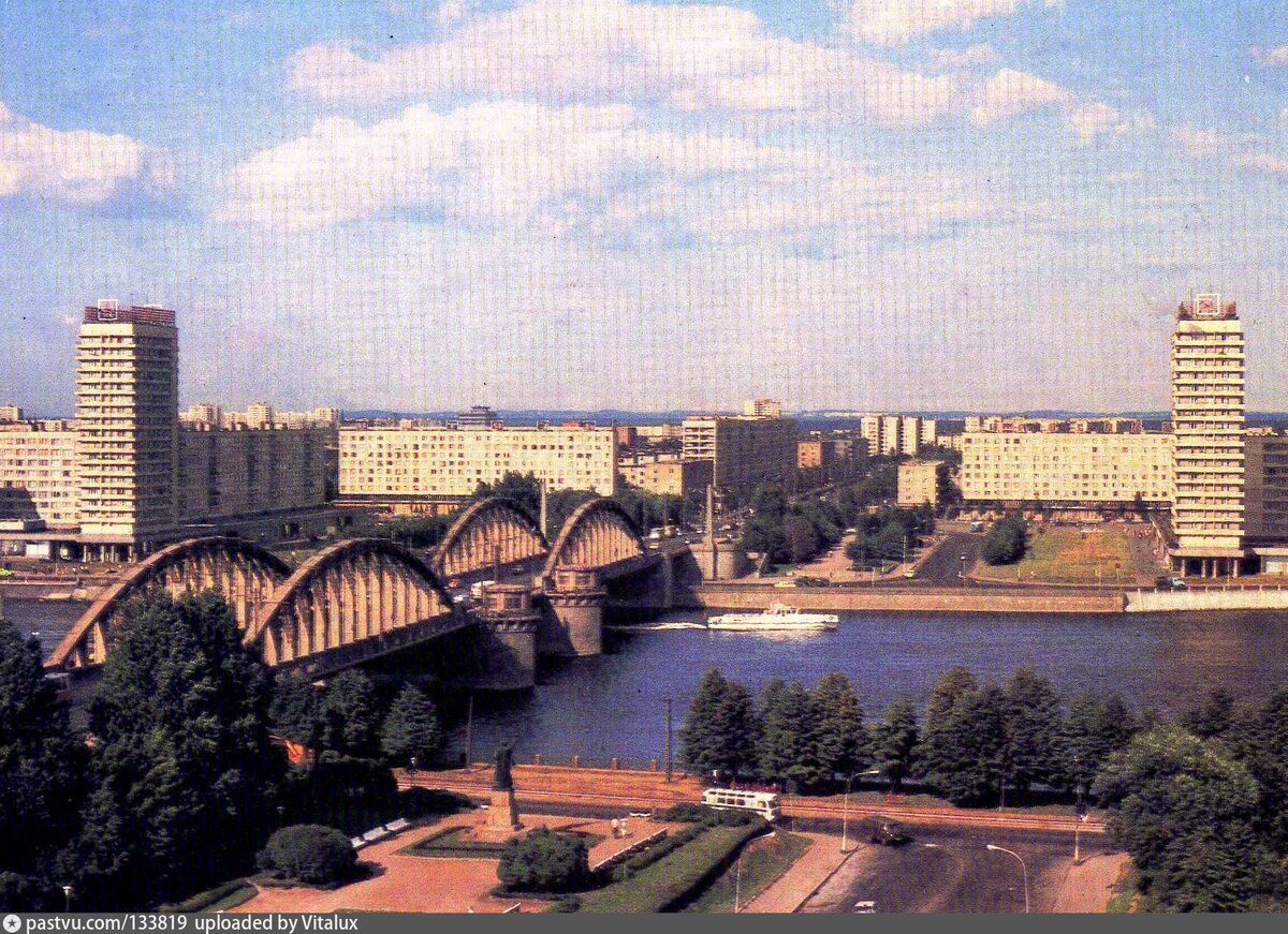 Архивное фото моста, постройки 1936 года в створе Ивановской и Народной улиц. Вид на мост и правый берег Невы в 1985 году. Pastvu.com