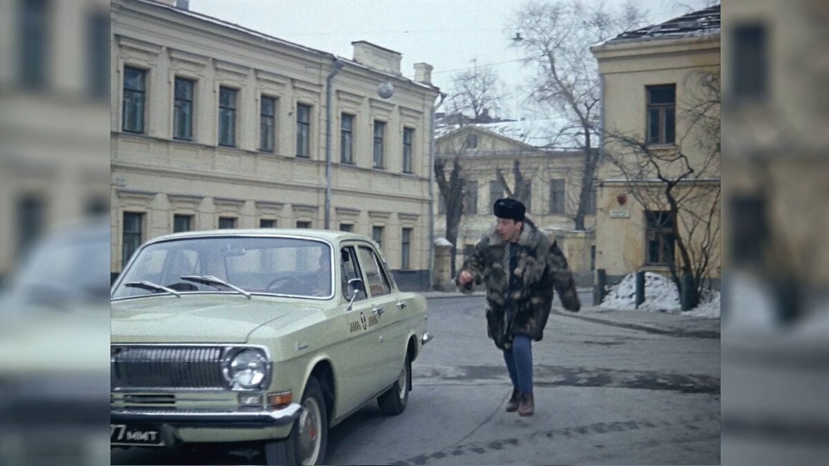 В сцене где герой Краморова ловит такси, можно видеть то самое здание оставшиеся от усадьбы Кудашевых. Справа.