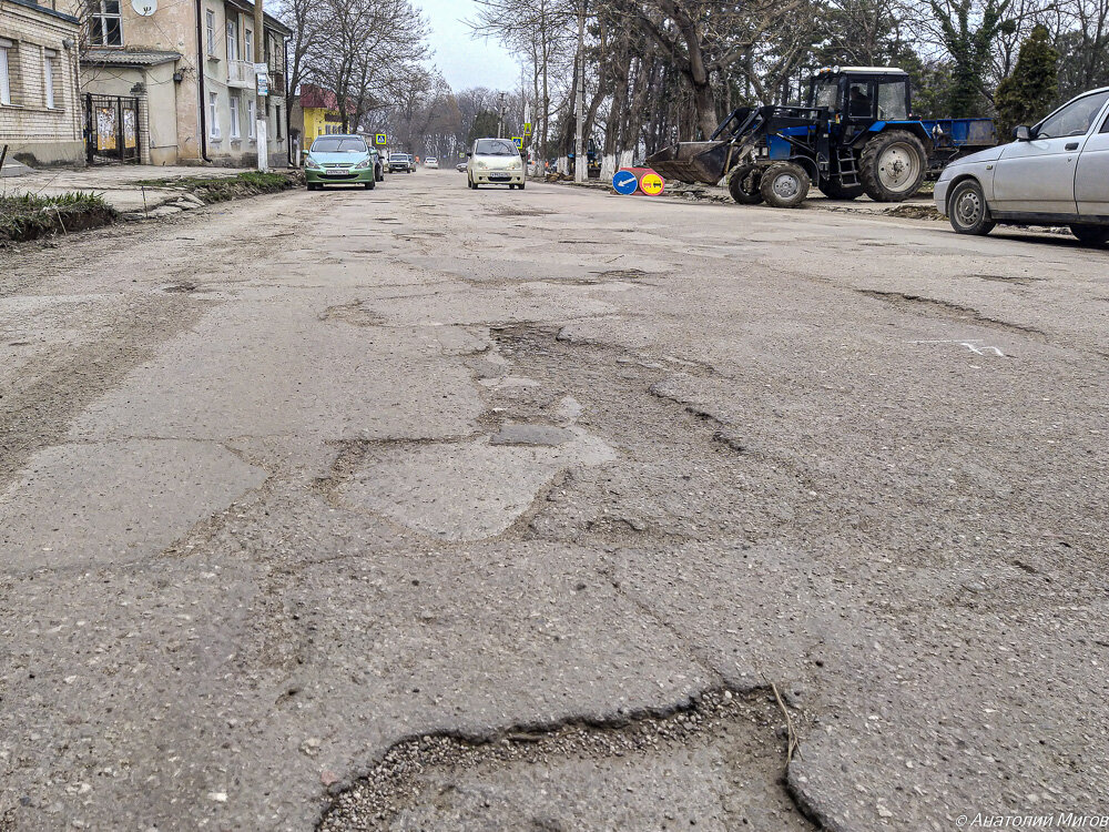 На фото: так выглядит дорожное полотно на главной улице города.