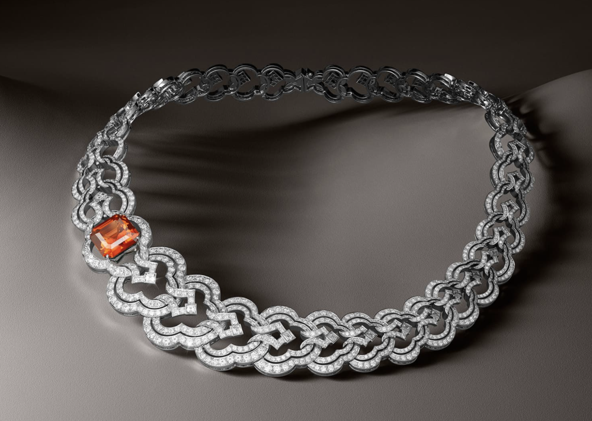 Колье Louis Vuitton c роскошным гранатом-спессартином 16,82 ct и бриллиантами, белое золото.