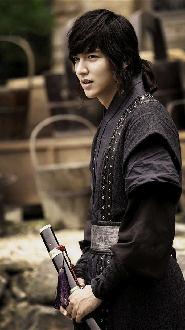 Ли Мин Хо в роли командира стражников Чхве Ёна