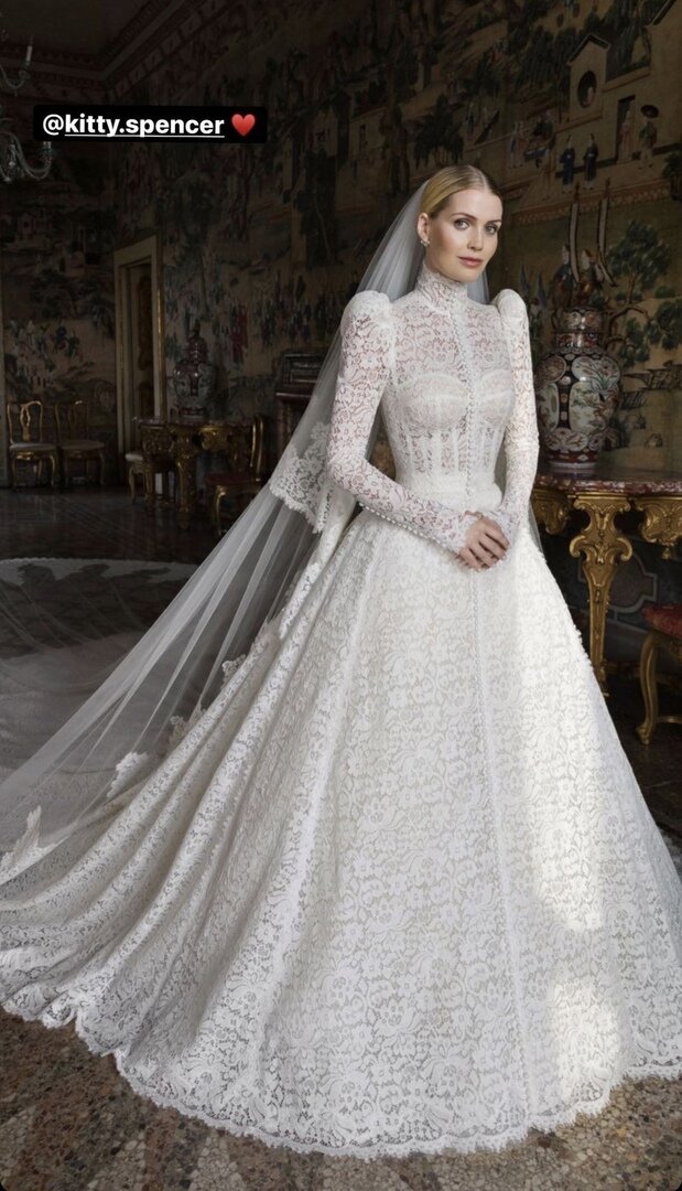 Китти в подвенечном платье 