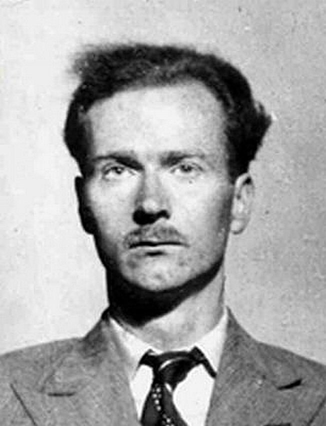 Джон Кернкросс, офицер британской разведки, работавший на разведку СССР, член «Кембриджской пятёрки», позывной "Лист".