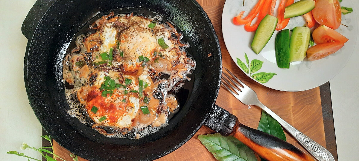 Яичница - один из самых популярных завтраков. Готовится быстро, получается вкусно, к тому же разнообразие вариантов просто поражает.