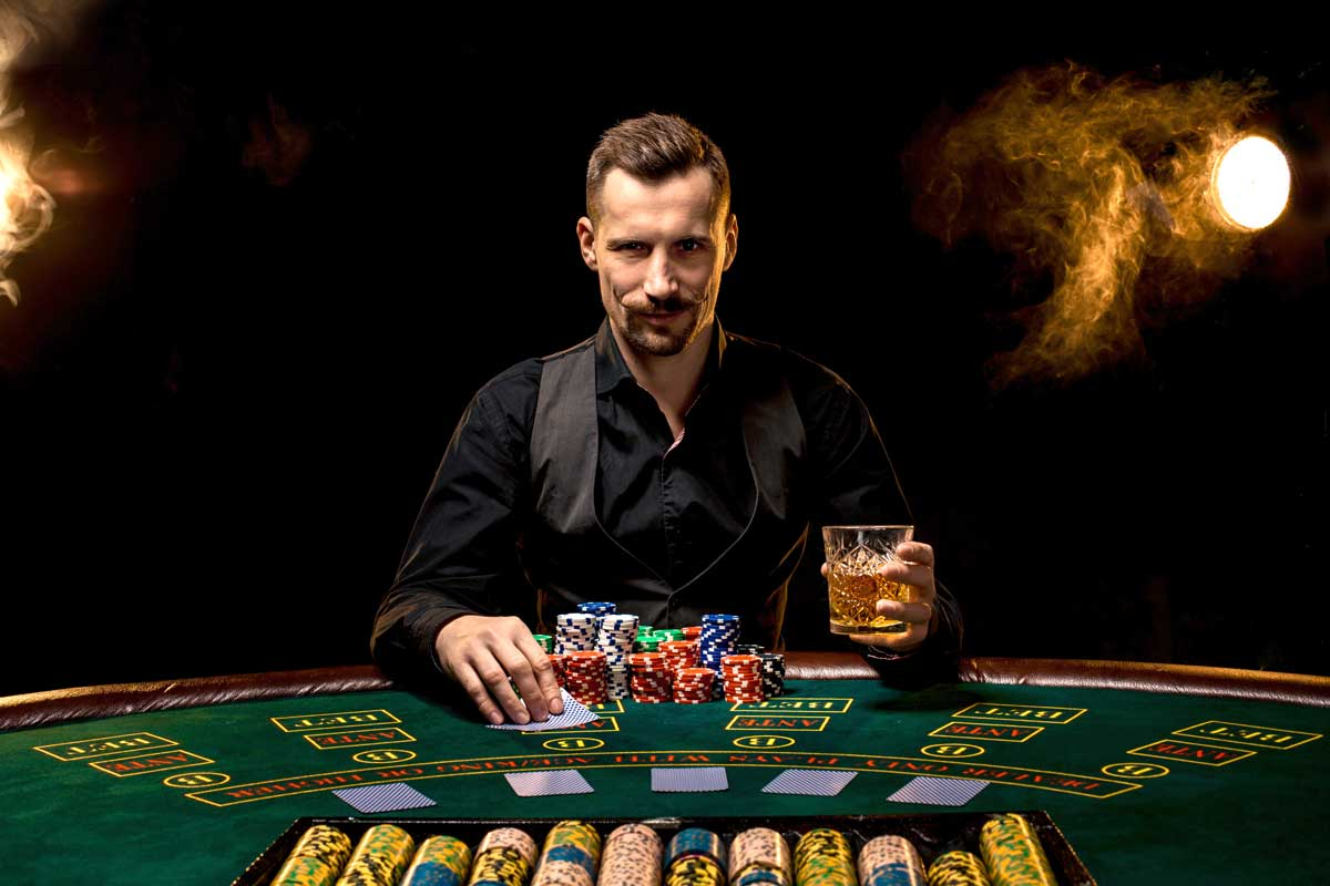 Игрок в Покер. Игрок покера за столом. Мужчины за столом Покер. Парень за игральным столом в казино.