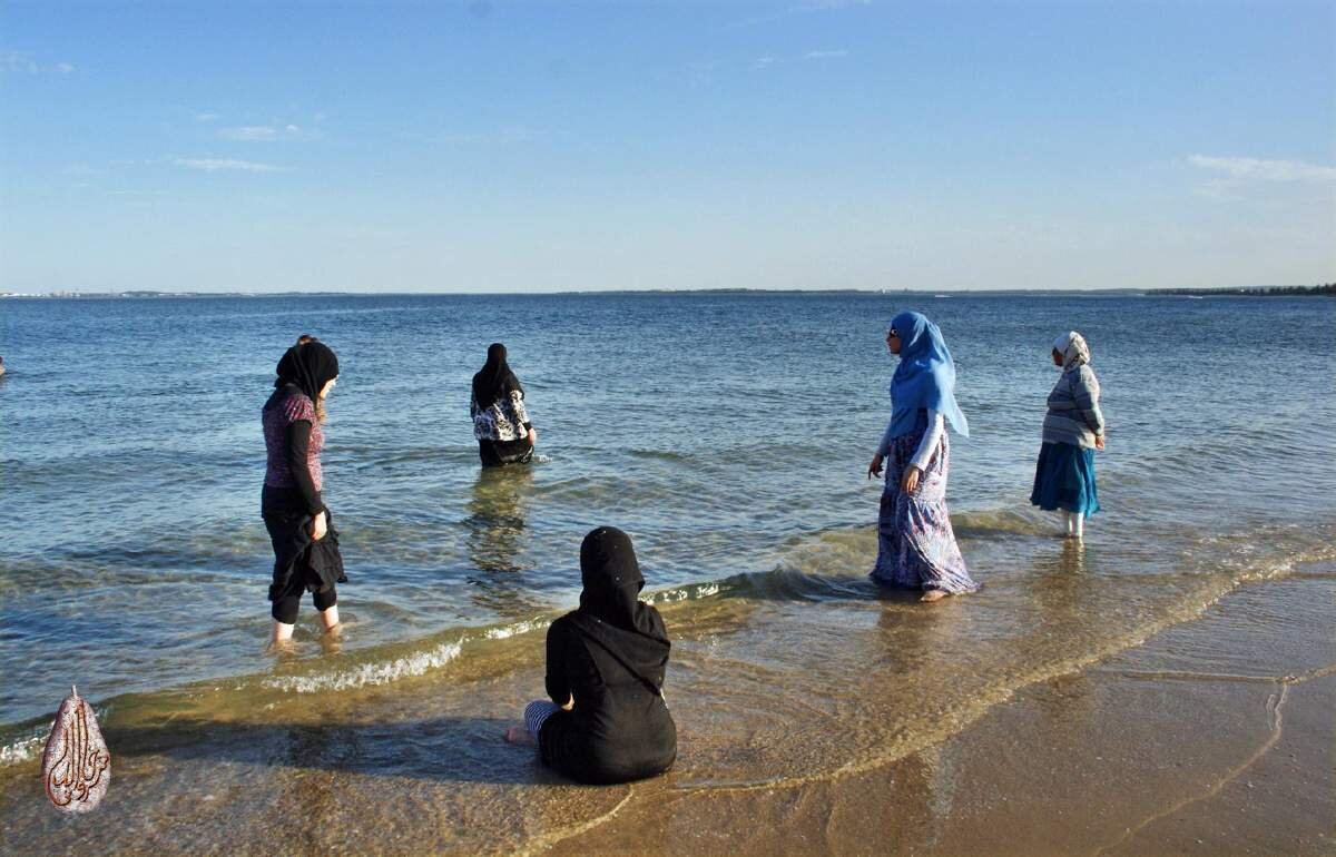 Дагестан где пляжный отдых. Каспийское море пляж Каспийск. Каспийское море Махачкала. Пляжи Каспийского моря Дагестан. Дагестан Махачкала море.