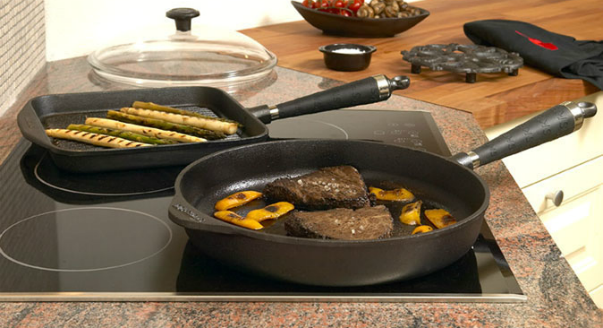 На фото: сковорода чугунная с противопригарным покрытием.