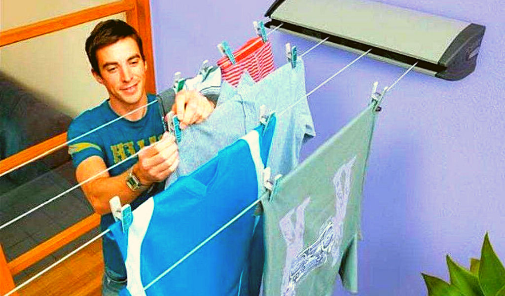 Петрович, завидев тучку, ринулся спасать белье.