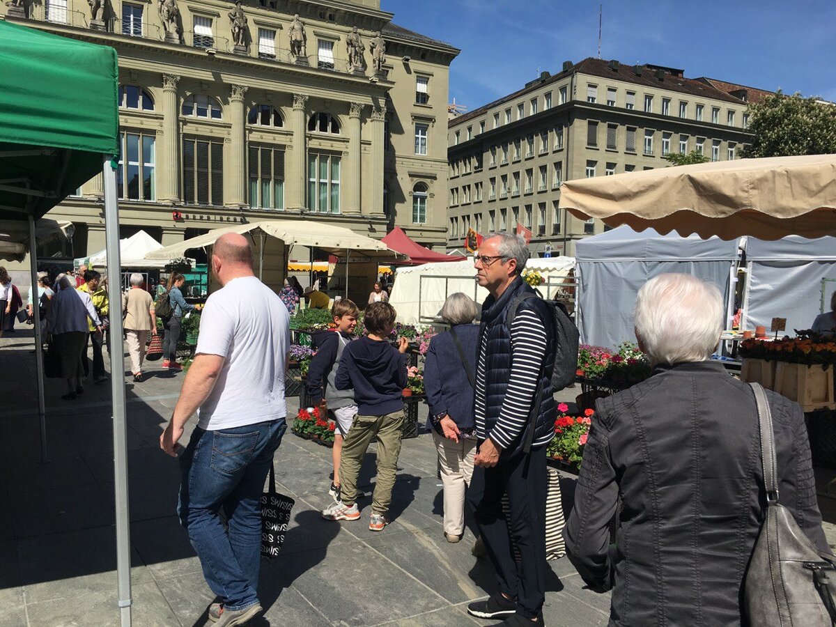 Пару лет этим фото. Швейцарцы тогда еще не знали, что скоро вот так просто пройти по улице без защиты для лица уже не получится. 