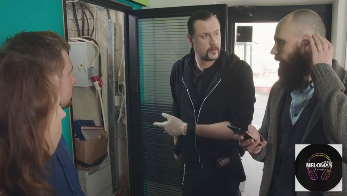 Майор ГРУ Сергей Майский (в центре снимка). Актёр Павел Шуваев.