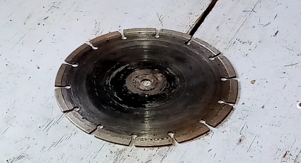 Из ненужного диска по камню делаю турбину-ротор