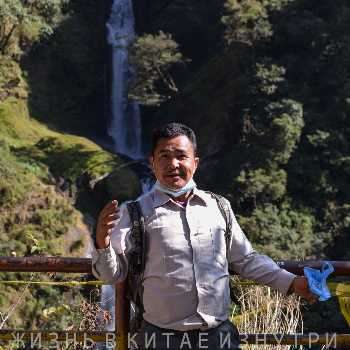 Китаец рассказывает о местности русскому туристу 