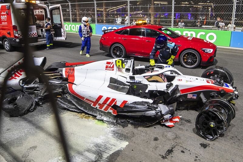 Хаас разбился сильно, нос Миком Шумахером все в порядке.