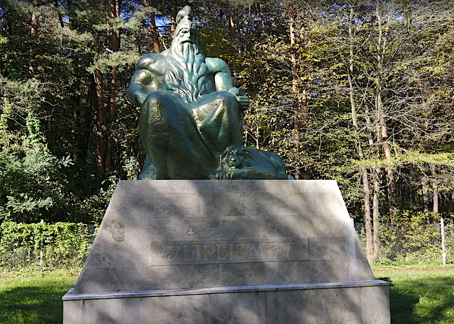 Урызмаг - происходил из рода военных вождей Ахсартагката. Является супругом героини всех сюжетов эпоса - Сатаны (ударение на второй слог). Это важная сюжетная линия божественной и земной любви в нартских сказаниях. Интересно, что Урызмаг состарившись, становится объектом насмешек от молодёжи. Такие параллели можно встретить в бытовых сюжетах скифов и аланов. Об этом упоминает в своих трудах древне-римский историк Марцеллин - кто погибает в сражениях, тот достоин уважения, а кто становится стариком становится объектом насмешек, и может даже восприниматься как трус... У старых грехов длинные тени - есть такая мудрость. 